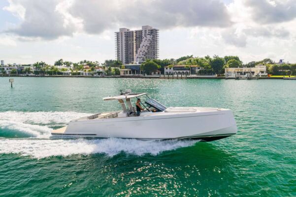 Luxury motor yacht 43 Pardo