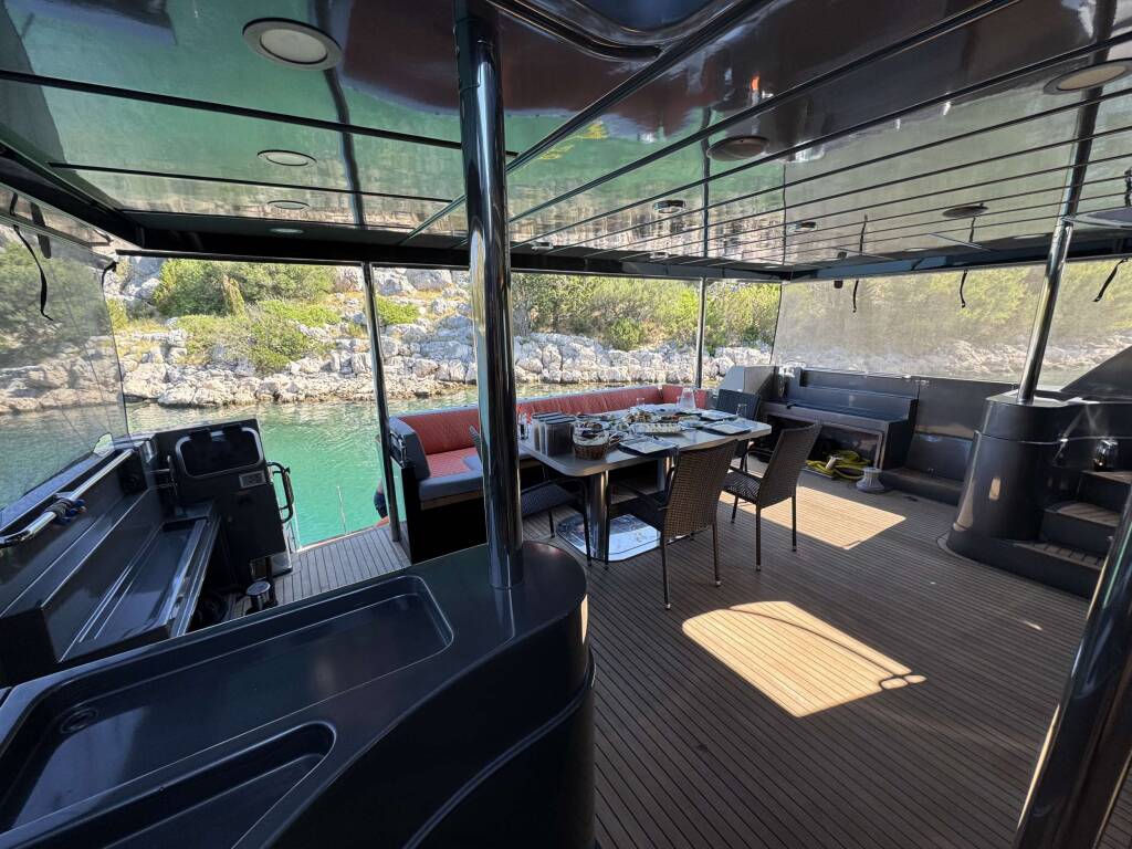 Luxury motor yacht Marshall