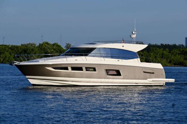 Luxury motor yacht 60 Prestige
