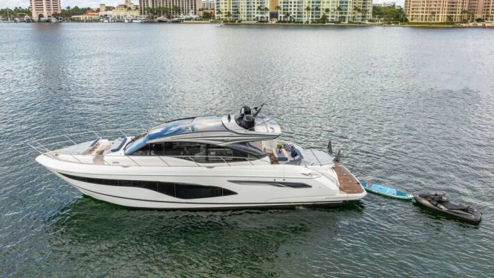 Luxus-Motoryacht Reset