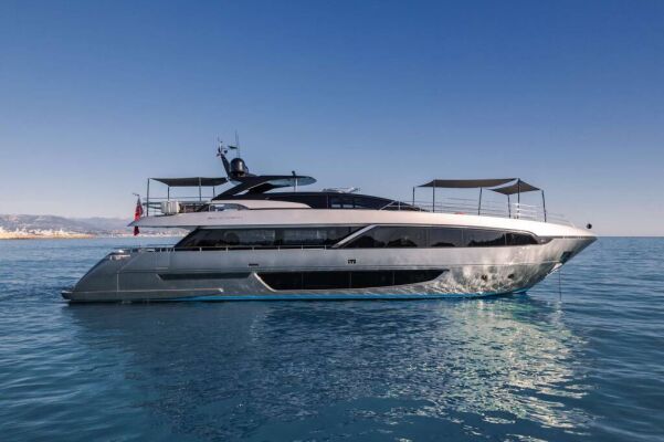 Luxury motor yacht HP6