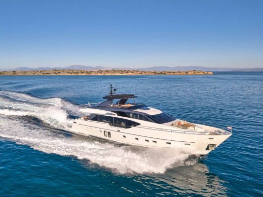 Luxus-Motoryacht AKASTI