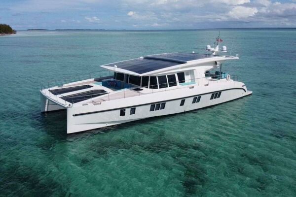 Catamaran de luxe avec équipage Serenity 64
