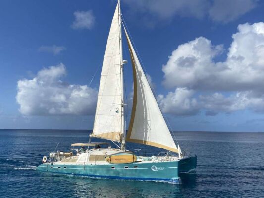 Catamarán de lujo con tripulación QUEST
