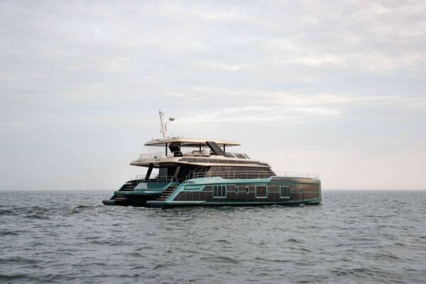 Catamarán de lujo con tripulación MATTEA