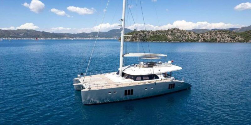 Catamarán de lujo con tripulación SEAZEN II