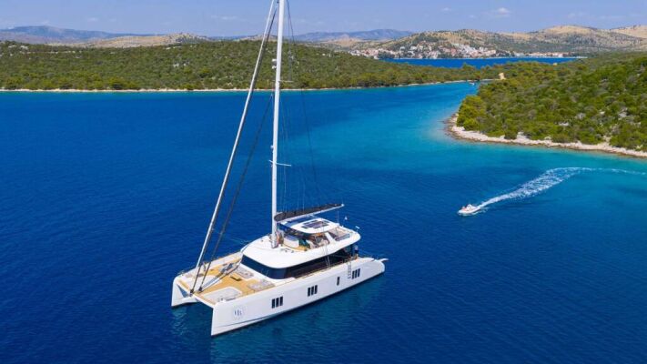 Catamaran de luxe avec équipage HONEYBIRD
