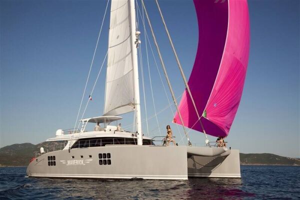 Catamaran de luxe avec équipage MAVERICK