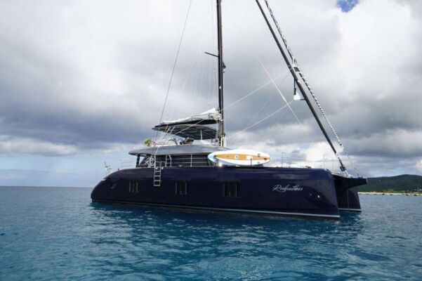 Catamaran de luxe avec équipage RELENTLESS 60