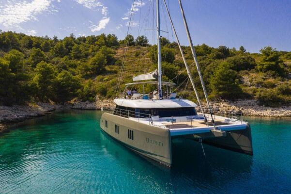 Catamaran de luxe avec équipage VULPINO
