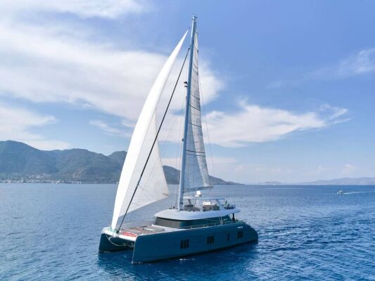 Catamaran de luxe avec équipage GENNY