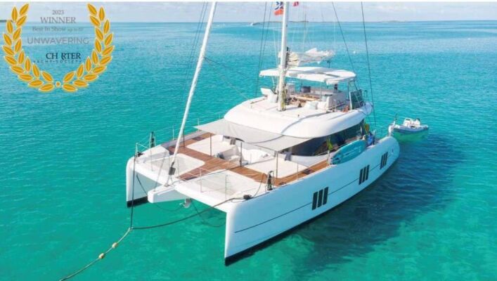 Catamaran de luxe avec équipage UNWAVERING