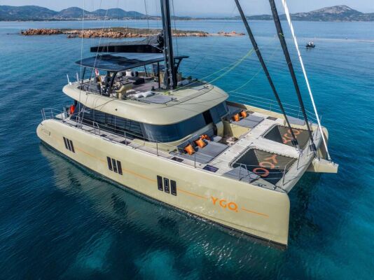 Catamaran de luxe avec équipage YGO.