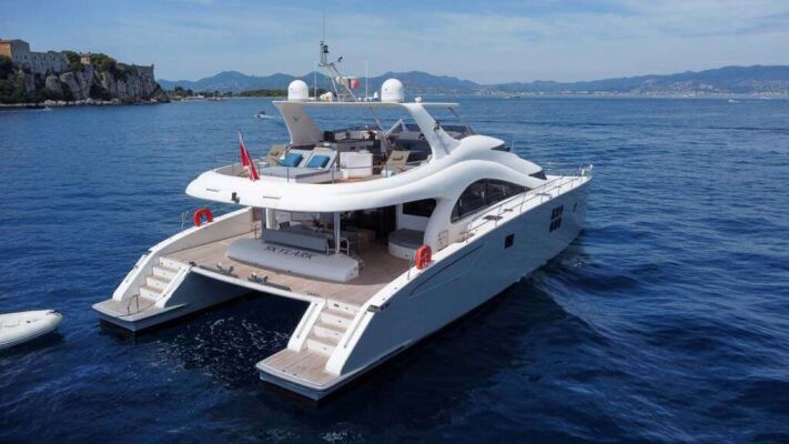 Catamaran de luxe avec équipage SKYLARK