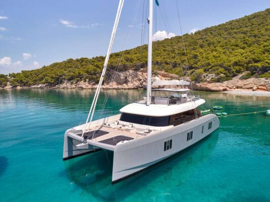 Catamaran de luxe avec équipage ABOVE & BEYOND