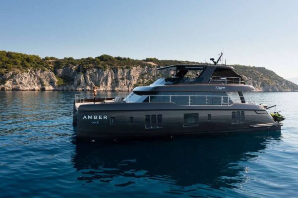 Catamaran de luxe avec équipage AMBER ONE
