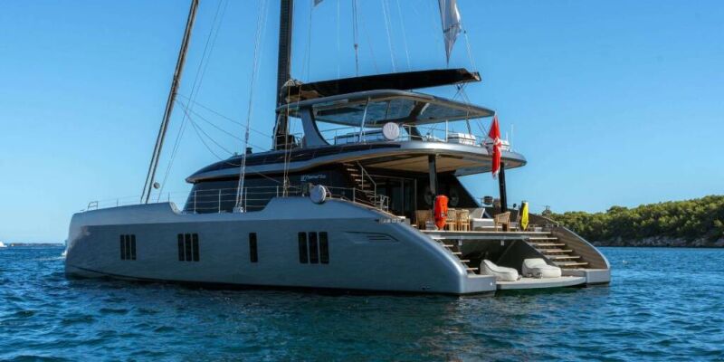 Catamaran de luxe avec équipage APOLLO 99