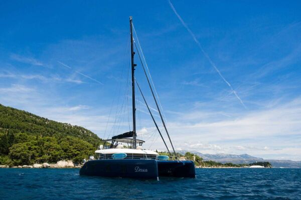 Catamaran de luxe avec équipage DESSUS