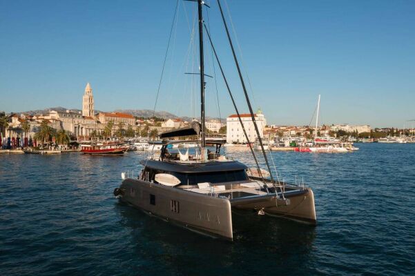 Catamaran de luxe avec équipage AHALYA