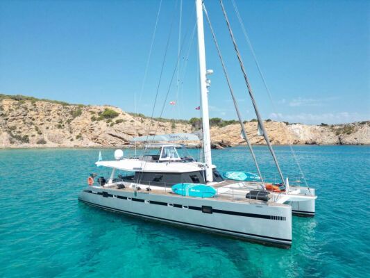 Catamaran de luxe avec équipage SUNNYACHT