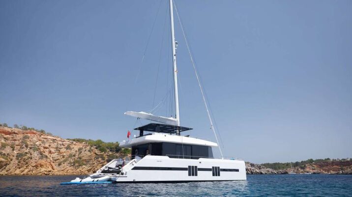 Catamaran de luxe avec équipage MIDORI