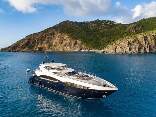 Luxury motor yacht EVEREAST