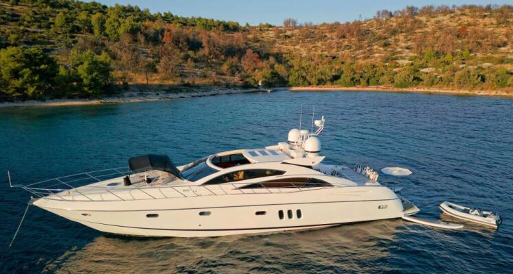 Yate de lujo Sunseeker Predator 72 Ghost