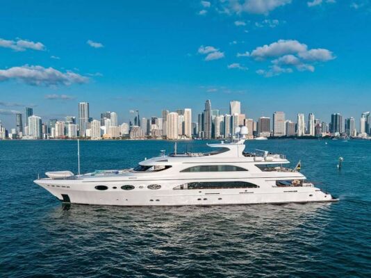 Luxury motor yacht SWEET CAROLINE II 