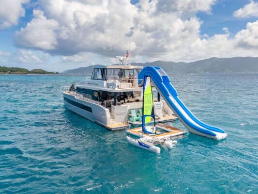 Catamaran de luxe avec équipage FOREVER YOUNG