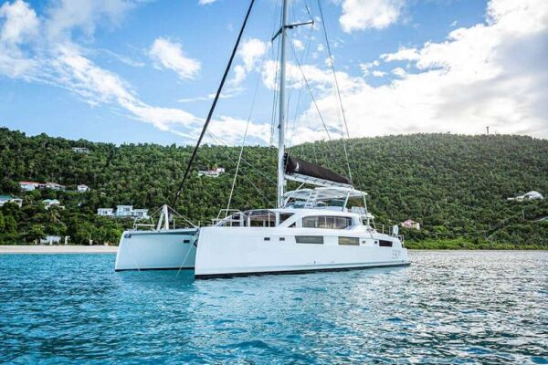 Catamaran de luxe avec équipage VOYAGE 590e