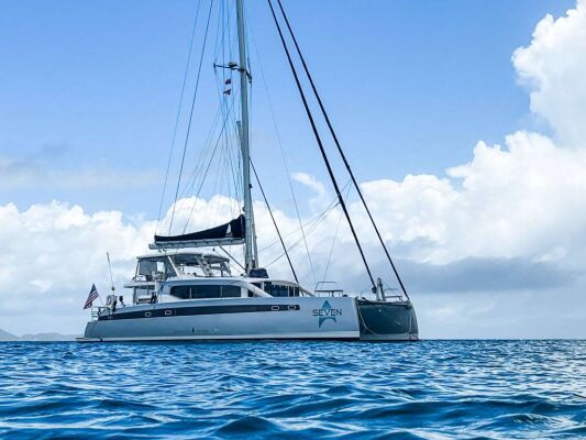 Catamaran de luxe avec équipage SEVEN