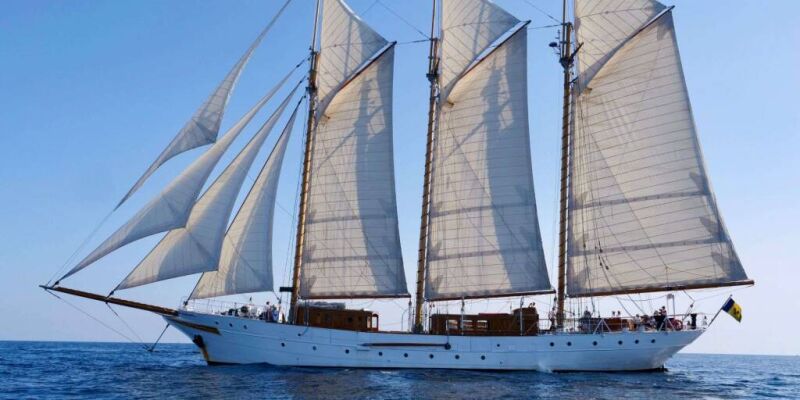 Yate de lujo TRINAKRIA