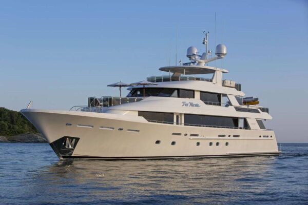 Luxury motor yacht FAR NIENTE