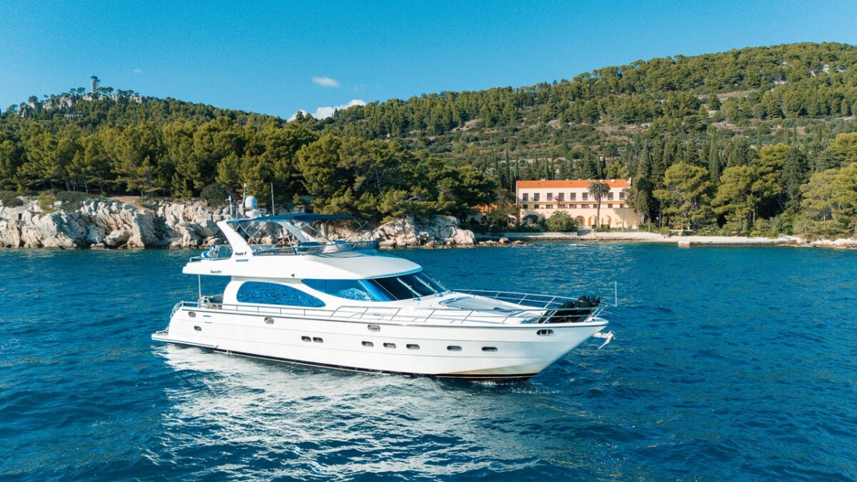 Luxury motor yacht Happy3
