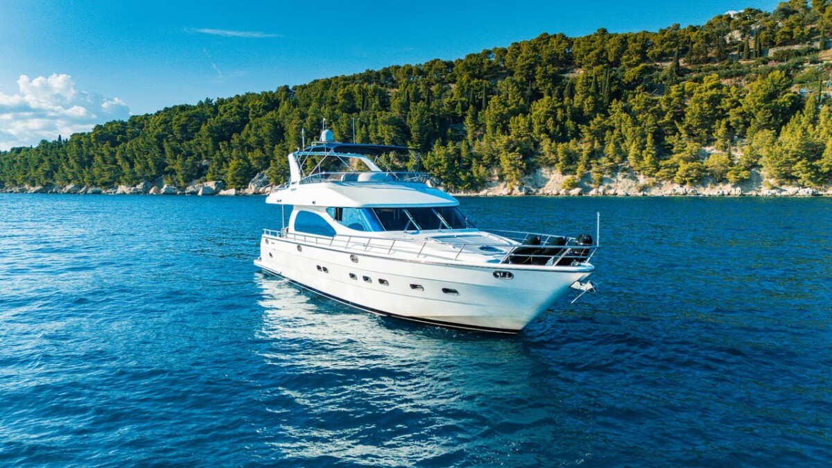 Luxury motor yacht Happy3
