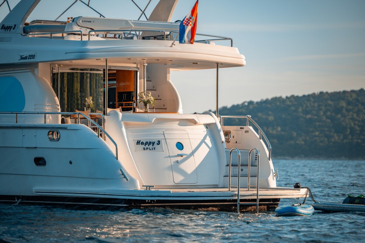 Luxury motor yacht Happy3