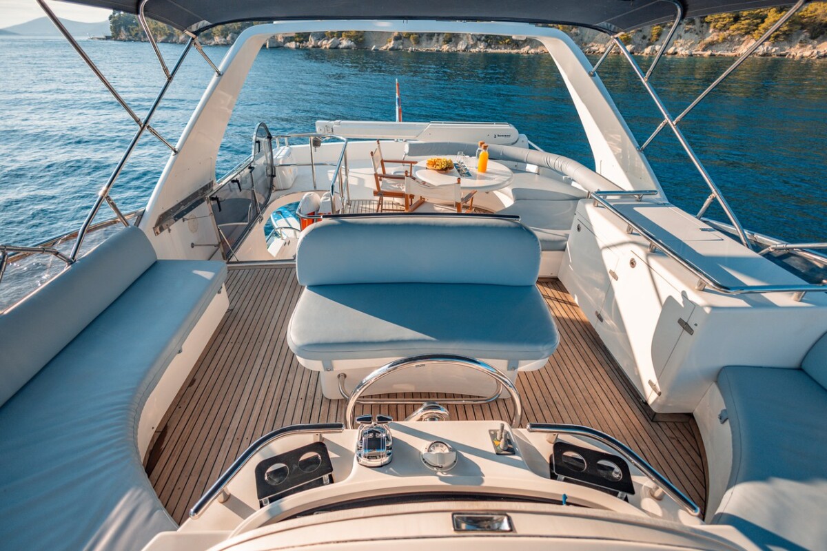 Luxury motor yacht Happy3