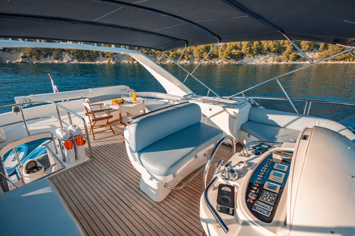 Luxury motor yacht Happy3