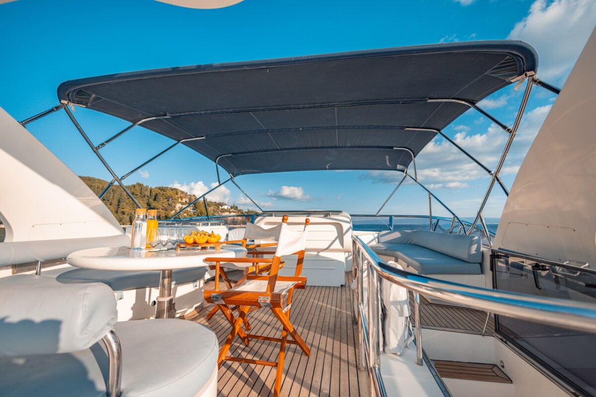 Luxury motor yacht Happy3