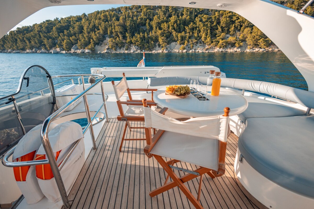 Luxury motor yacht Happy3