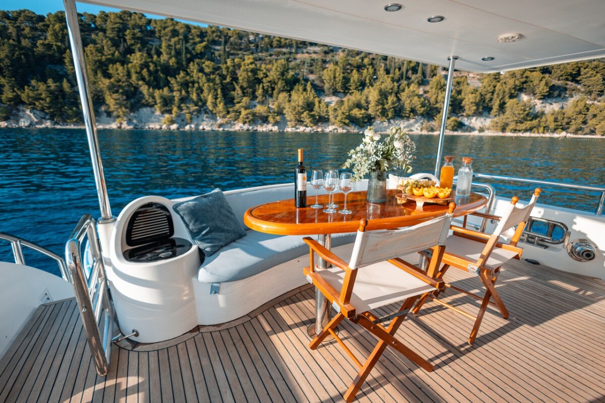 Luxury motor yacht Happy3