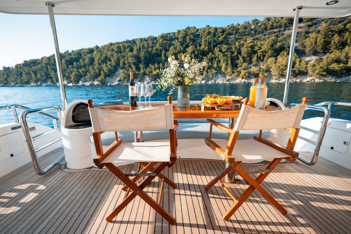 Luxury motor yacht Happy3