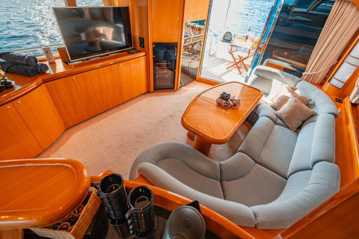 Luxury motor yacht Happy3