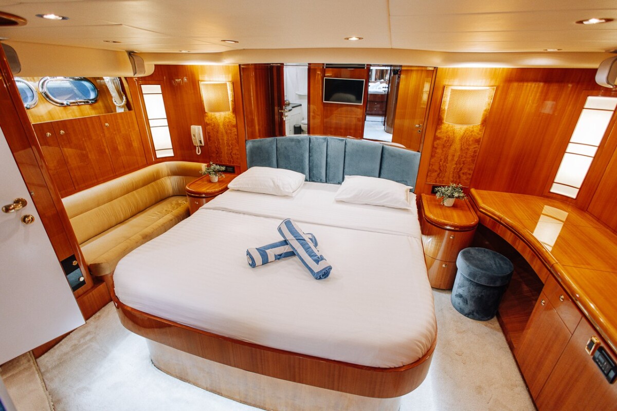 Luxury motor yacht Happy3