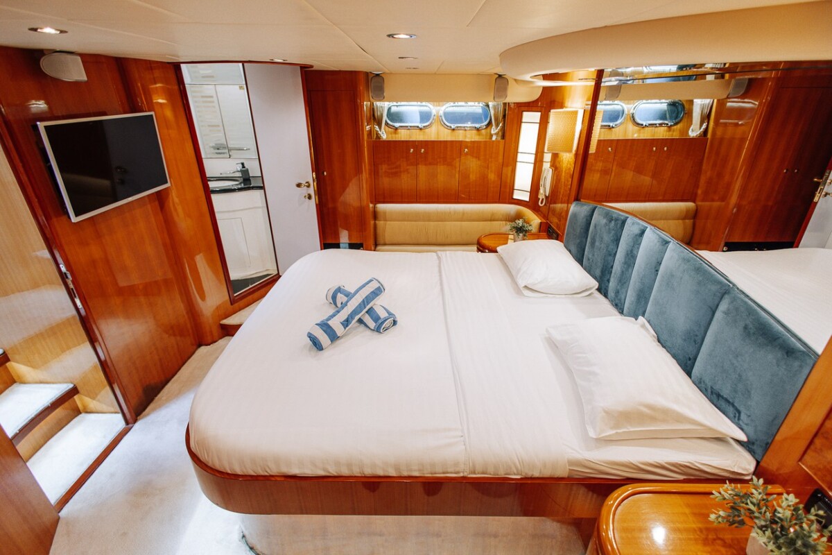 Luxury motor yacht Happy3
