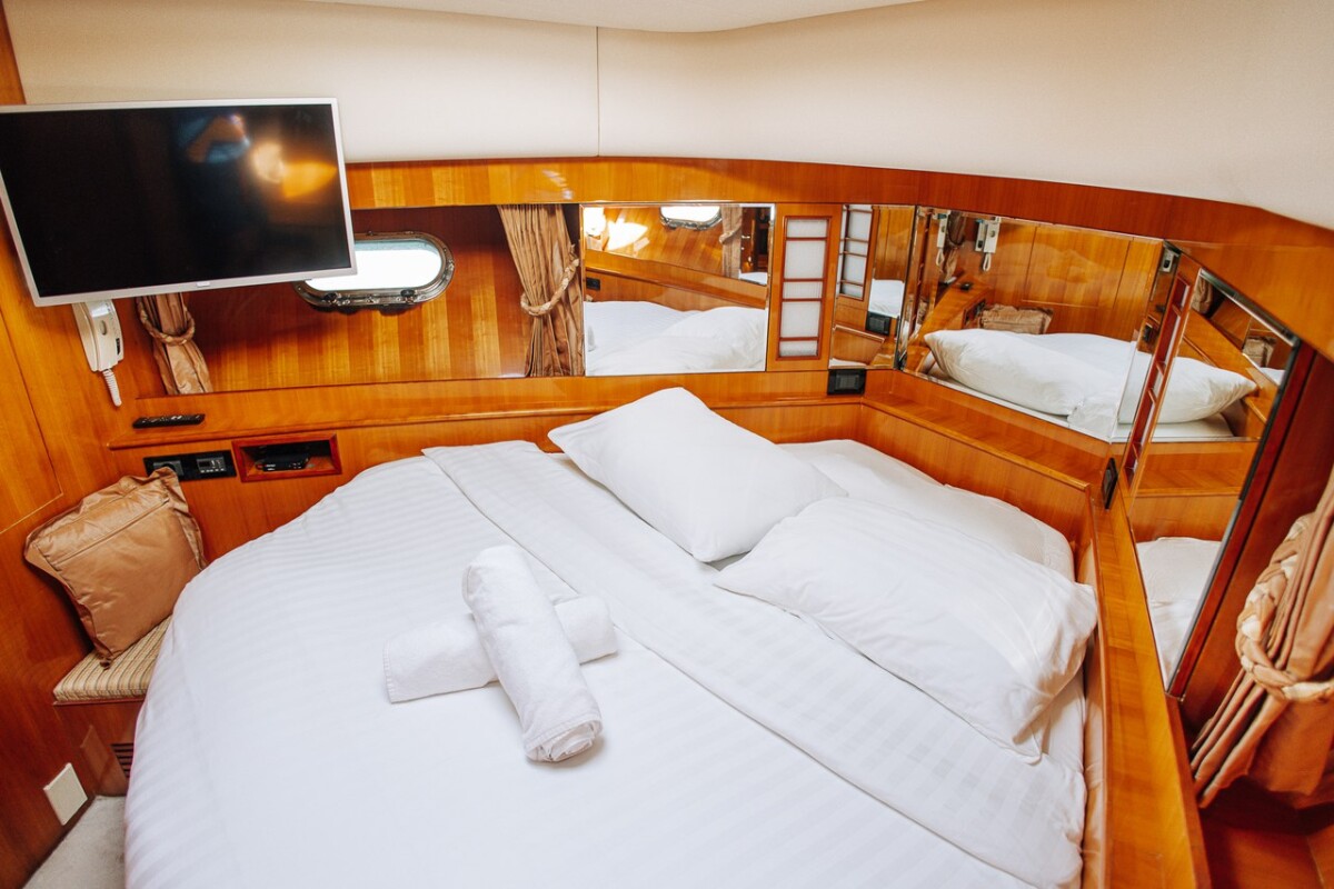 Luxury motor yacht Happy3