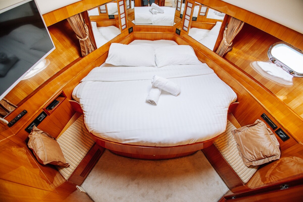 Luxury motor yacht Happy3